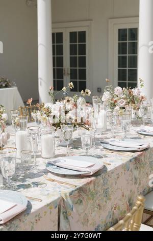 Luxe Hochzeitsempfang Tischdecke und Blumendekor Stockfoto