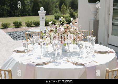 Luxe Hochzeitsempfang Tischdecke und Blumendekor Stockfoto