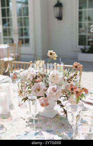 Luxe Hochzeitsempfang Tischdecke und Blumendekor Stockfoto