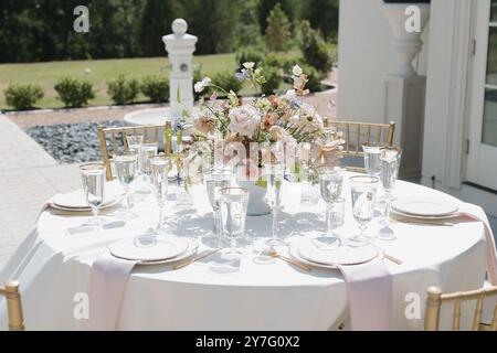 Luxe Hochzeitsempfang Tischdecke und Blumendekor Stockfoto