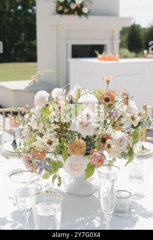 Luxe Hochzeitsempfang Tischdecke und Blumendekor Stockfoto