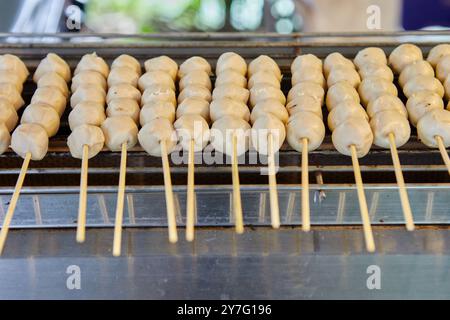 Nahaufnahme der gegrillten Spieße Fleischbällchen auf dem Grill Stockfoto