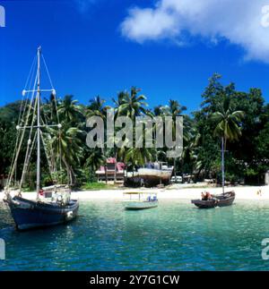 Boote liegen am Strand von La Digue, Seychellen Stockfoto