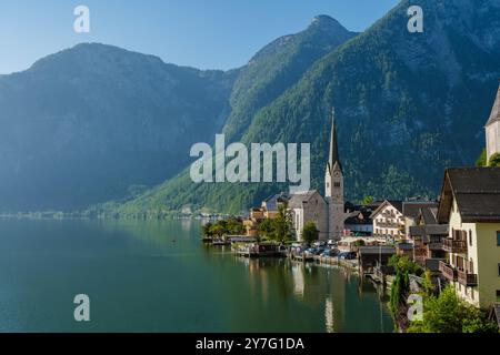 Ein malerischer Blick auf Hallstatt, Österreich, offenbart charmante Architektur, eingebettet in majestätische Berge Stockfoto