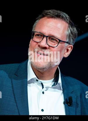 Hamburg, Deutschland. 30. September 2024. Roland Gerhards, Präsident der Deutschen Gesellschaft für Luft- und Raumfahrt (DGLR), spricht auf dem Deutschen Kongress für Luft- und Raumfahrt. Wissenschaftler, Branchenvertreter und Interessenten für die Luft- und Raumfahrt treffen sich für drei Tage in Hamburg. (Zu dpa 'Deutscher Luft- und Raumfahrtkongress beginnt in Hamburg') Credit: Daniel Bockwoldt/dpa/Alamy Live News Stockfoto