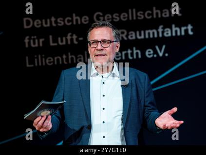 Hamburg, Deutschland. 30. September 2024. Roland Gerhards, Präsident der Deutschen Gesellschaft für Luft- und Raumfahrt (DGLR), spricht auf dem Deutschen Kongress für Luft- und Raumfahrt. Wissenschaftler, Branchenvertreter und Interessenten für die Luft- und Raumfahrt treffen sich für drei Tage in Hamburg. (Zu dpa 'Deutscher Luft- und Raumfahrtkongress beginnt in Hamburg') Credit: Daniel Bockwoldt/dpa/Alamy Live News Stockfoto