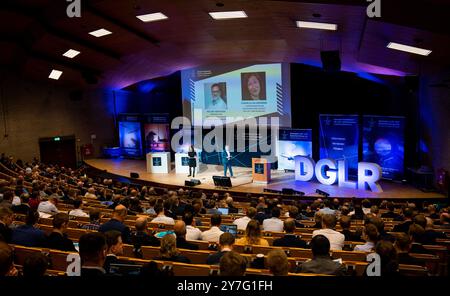 Hamburg, Deutschland. 30. September 2024. Roland Gerhards, Präsident der Deutschen Gesellschaft für Luft- und Raumfahrt (DGLR), spricht auf dem Deutschen Kongress für Luft- und Raumfahrt. Wissenschaftler, Branchenvertreter und Interessenten für die Luft- und Raumfahrt treffen sich für drei Tage in Hamburg. (Zu dpa 'Deutscher Luft- und Raumfahrtkongress beginnt in Hamburg') Credit: Daniel Bockwoldt/dpa/Alamy Live News Stockfoto