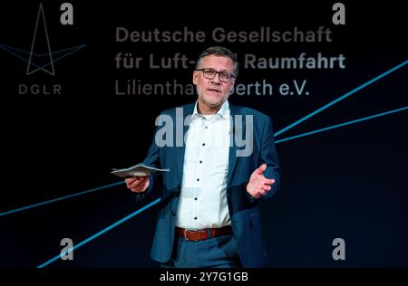 Hamburg, Deutschland. 30. September 2024. Roland Gerhards, Präsident der Deutschen Gesellschaft für Luft- und Raumfahrt (DGLR), spricht auf dem Deutschen Kongress für Luft- und Raumfahrt. Wissenschaftler, Branchenvertreter und Interessenten für die Luft- und Raumfahrt treffen sich für drei Tage in Hamburg. (Zu dpa 'Deutscher Luft- und Raumfahrtkongress beginnt in Hamburg') Credit: Daniel Bockwoldt/dpa/Alamy Live News Stockfoto
