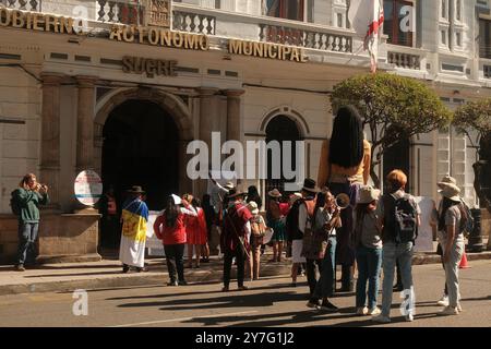 29. April 2024 friedliche Studentendemonstration, die eine Diskussion über Rassismus und Diskriminierung mit dem Gouverneur vor dem Regierungspalast Chuquiasca anfordert Stockfoto