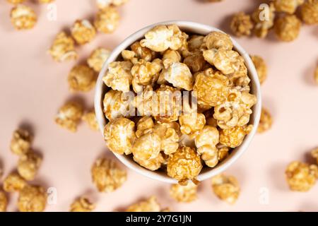 Süßes karamelisiertes Popcorn in einem Eimer von oben. Stockfoto