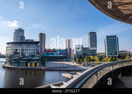 Die BBC ITV Studios MediaCity ist eine hoch nachhaltige, am Wasser gelegene Gemeinde, die Teil der Salford Quays in Salford, Greater Manchester, ist. Stockfoto