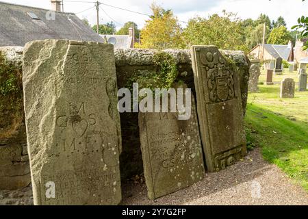 Nahaufnahme alter Grabsteine in der Meigle Parish Church, Perthshire, Schottland Stockfoto