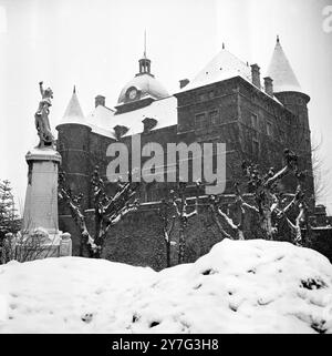 Schloss de Gaulle unter starkem Schnee befindet sich das Schloss de Vizille, in dem der französische Präsident Charles de Gaulle am 17. Februar 1968 nach Grenoble reist, um einige Ereignisse bei den Olympischen Winterspielen am 15. Februar 1968 zu erleben Stockfoto