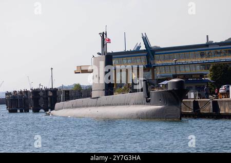 Im Stadthafen von Sassnitz liegt das ausgemusterte britische U-Boot HMS Otus der Oberon Klasse. Es gehört zu den größten nicht nuklearen U- Booten. HMS Otus war 1963 in Dienst gestellt. Es war 28 Jahre im Einsatz. Sassnitz, 29.09.2024 *** das stillgelegte britische U-Boot der Oberon-Klasse HMS Otus liegt im Stadthafen von Sassnitz es ist eines der größten nicht-nuklearen U-Boote HMS Otus wurde 1963 in Dienst gestellt und war 28 Jahre lang in Dienst Sassnitz, 29 09 2024 Foto:XB.xSchubertx/xFuturexImagex otus 4901 Stockfoto