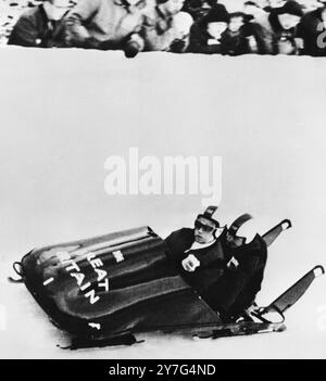 Goldmedaille für britisches bob-Team das britische zwei-Mann-bob-Team aus Fahrer Antony Nash und Bremser Robin Dixon zieht beim ersten der vier Rennen im Olympischen bob die Strecke entlang . Februar 1964 Stockfoto