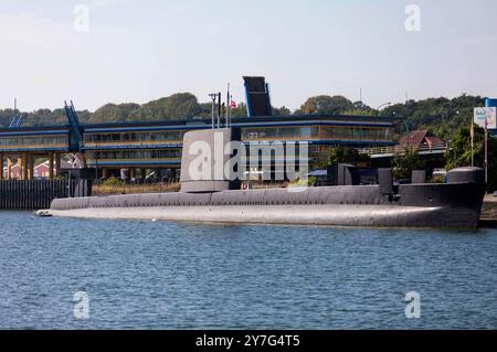 Im Stadthafen von Sassnitz liegt das ausgemusterte britische U-Boot HMS Otus der Oberon Klasse. Es gehört zu den größten nicht nuklearen U- Booten. HMS Otus war 1963 in Dienst gestellt. Es war 28 Jahre im Einsatz. Sassnitz, 29.09.2024 *** das stillgelegte britische U-Boot der Oberon-Klasse HMS Otus liegt im Stadthafen von Sassnitz es ist eines der größten nicht-nuklearen U-Boote HMS Otus wurde 1963 in Dienst gestellt und war 28 Jahre lang in Dienst Sassnitz, 29 09 2024 Foto:XB.xSchubertx/xFuturexImagex otus 4902 Stockfoto