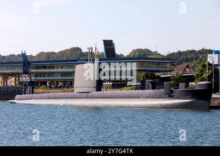 Im Stadthafen von Sassnitz liegt das ausgemusterte britische U-Boot HMS Otus der Oberon Klasse. Es gehört zu den größten nicht nuklearen U- Booten. HMS Otus war 1963 in Dienst gestellt. Es war 28 Jahre im Einsatz. Sassnitz, 29.09.2024 *** das stillgelegte britische U-Boot der Oberon-Klasse HMS Otus liegt im Stadthafen von Sassnitz es ist eines der größten nicht-nuklearen U-Boote HMS Otus wurde 1963 in Dienst gestellt und war 28 Jahre lang in Dienst Sassnitz, 29 09 2024 Foto:XB.xSchubertx/xFuturexImagex otus 4903 Stockfoto