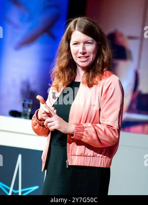 Hamburg, Deutschland. 30. September 2024. Anna Christmann (Bündnis90/ die Grünen), Regierungskoordinatorin für Luft- und Raumfahrt, spricht auf dem Deutschen Kongress für Luft- und Raumfahrt. Wissenschaftler, Vertreter der Industrie und Interessenten für die Luft- und Raumfahrt kommen für drei Tage in Hamburg zusammen. (Zu dpa 'Deutscher Luft- und Raumfahrtkongress beginnt in Hamburg') Credit: Daniel Bockwoldt/dpa/Alamy Live News Stockfoto