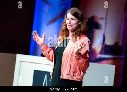 Hamburg, Deutschland. 30. September 2024. Anna Christmann (Bündnis90/ die Grünen), Regierungskoordinatorin für Luft- und Raumfahrt, spricht auf dem Deutschen Kongress für Luft- und Raumfahrt. Wissenschaftler, Vertreter der Industrie und Interessenten für die Luft- und Raumfahrt kommen für drei Tage in Hamburg zusammen. (Zu dpa 'Deutscher Luft- und Raumfahrtkongress beginnt in Hamburg') Credit: Daniel Bockwoldt/dpa/Alamy Live News Stockfoto