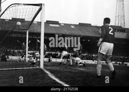 FUSSBALLSPIELER GORDON BANKS IN AKTION LEICESTER V CHELSEA IN LONDON / ; 2. JANUAR 1965 Stockfoto