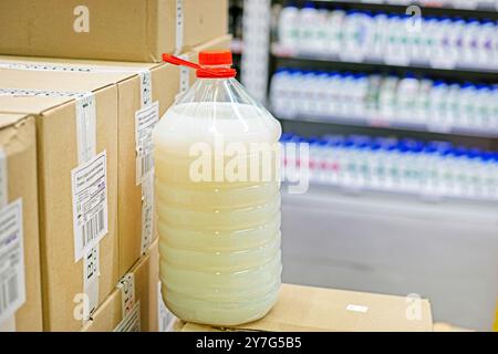 Autoscheiben-Reinigungs- und Frostschutzmittel in Kunststoffbehältern im Supermarkt. Sicherheit im Straßenverkehr Stockfoto