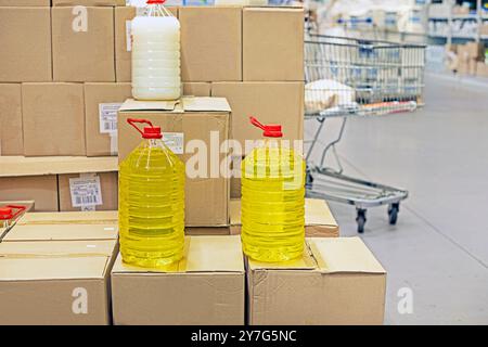 Autoscheiben-Reinigungs- und Frostschutzmittel in Kunststoffbehältern im Supermarkt. Sicherheit im Straßenverkehr Stockfoto