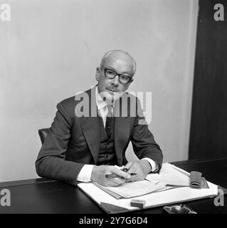 Das heutige Porträt von Sir Richard Turnbull, der zum neuen britischen Hochkommissar für Aden ernannt wurde. Sir Richard, 55 Jahre alt, ist seit 1958 Gouverneur von Tanganjika. 22. DEZEMBER 1964 Stockfoto