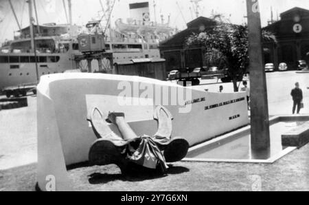 ADMIRAL GRAF SPEE ANKERT IN MONTEVIDEO, URUGUAY / ; 18. DEZEMBER 1964 Stockfoto