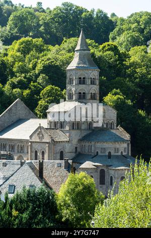 Basilika Notre Dame d'Orcival. Naturpark der Volcans d'auvergne. Puy de Dome. Auvergne Rhone Alpes. Frankreich Stockfoto