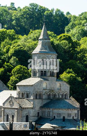 Basilika Notre Dame d'Orcival. Naturpark der Volcans d'auvergne. Puy de Dome. Auvergne Rhone Alpes. Frankreich Stockfoto