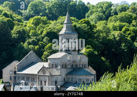 Basilika Notre Dame d'Orcival. Naturpark der Volcans d'auvergne. Puy de Dome. Auvergne Rhone Alpes. Frankreich Stockfoto