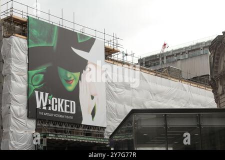 Werbeplakat für Wicked the Musical in Victoria Station (unter Gerüsten), London, England, Großbritannien, 2024 Stockfoto