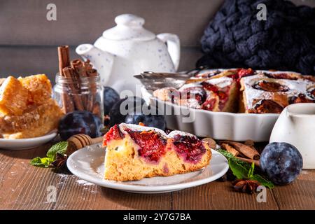 Herbst New york Pflaumenkuchen, leckere Zimt Gewürze Pflaumentorte Kuchen auf rustikalem gemütlichen hölzernen Hintergrund, Kopierraum Stockfoto