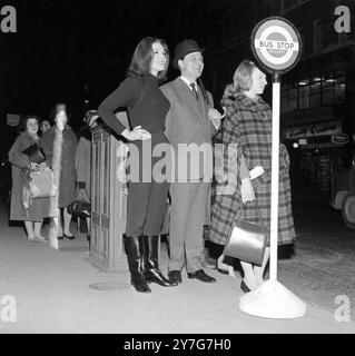 Am 14. DEZEMBER 1964 wartet Diana Rigg auf einen Bus in der Fleet Street, die die neue Avengers-Heldin Emma Peel spielen wird. Auf dem Bild mit Co-Star Patrick McNee, der Steed spielt. London, England. Stockfoto