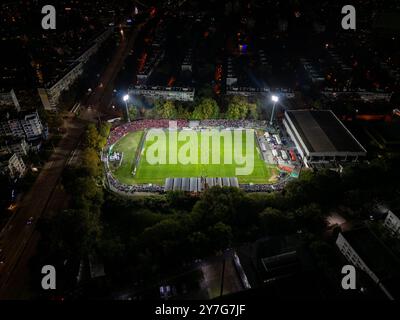 Drohnen-Aufnahmen eines Fußballspiels aus der Sicht von oben nach unten, die Spieler auf dem Spielfeld während eines intensiven Spiels in der Nähe des Tores zeigen und eine einzigartige Luft bieten Stockfoto