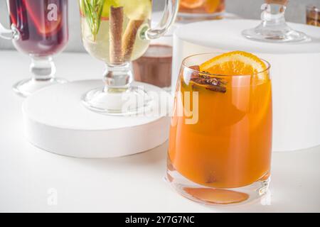 Verschiedene Herbst Winter Alkohol Getränke Set. Verschiedene saisonale Alkoholcocktails - Glühwein, Glogg, Grog, Eierlikör, Ginger Ale, heiß gebutterter Rum, Punsch Stockfoto