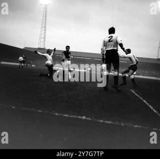 FUSSBALLSPIELER JOHNNY BYRNE UND BOBBY KLEETCH IN AKTION - WEST HAM UNITED V FULHAM IN LONDON / ; 12. DEZEMBER 1964 Stockfoto