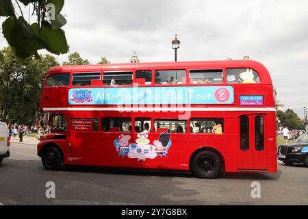Red London Double Decker Bus Werbung Peppa Pig Nachmittagstee Tour in City of London, Westminster, England, Großbritannien, 2024 Stockfoto