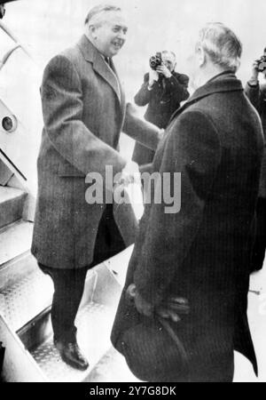 BRITISCHER PREMIERMINISTER HAROLD WILSON MIT CANADAIN PREMIER LESTER PEARSON IN OTTAWA; 9. DEZEMBER 1964 Stockfoto