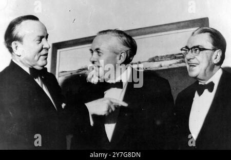 MARTIN PAUL UND DER BRITISCHE PREMIERMINISTER HAROLD WILSON MIT CANADAIN PREMIER LESTER PEARSON IN OTTAWA / ; 10. DEZEMBER 1964 Stockfoto