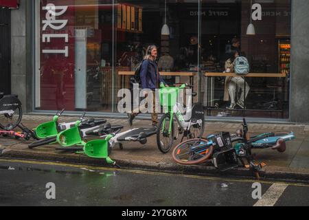 London, Großbritannien. 30 September 2024 Miete-E-Bilkes werden auf dem Bürgersteig im Londoner Zentrum aufgegeben . Einige Londoner Stadtteile drohten, Lime-E-Bikes innerhalb von Monaten zu entfernen, es sei denn, das Unternehmen berücksichtigt Sicherheitsbedenken, die rücksichtslos geparkt und aufgegeben werden und Behinderte und Fußgänger verheeren. Gutschrift. Amer Ghazzal/Alamy Live News Stockfoto