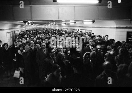 RUSH HOUR STRATFORD PENDLER WECHSELN IN LONDON DIE CENTRAL LINE; 7. DEZEMBER 1964 Stockfoto