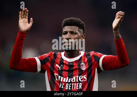 Mailand, Italien. 27. September 2024. Emerson Royal vom AC Milan gibt am Ende des Fußballspiels der Serie A zwischen AC Milan und US Lecce Gesten aus. Quelle: Nicolò Campo/Alamy Live News Stockfoto