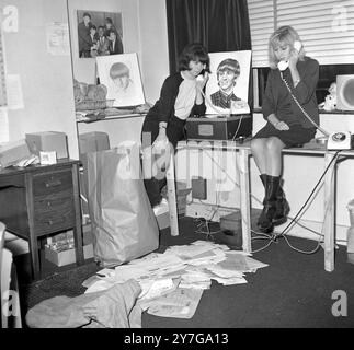 BETTINA ROSE UND ANN COLLINGHAM THE BEATLES FAN CLUB BEATLEMANIA IN LONDON; 4. DEZEMBER 1964 Stockfoto