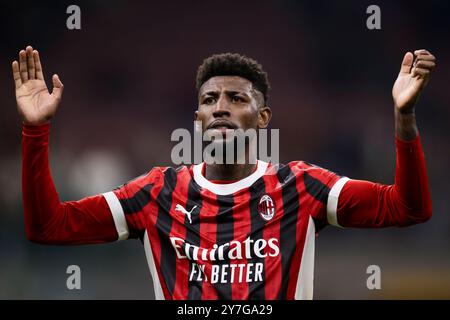 Mailand, Italien. 27. September 2024. Emerson Royal vom AC Milan gibt am Ende des Fußballspiels der Serie A zwischen AC Milan und US Lecce Gesten aus. Quelle: Nicolò Campo/Alamy Live News Stockfoto