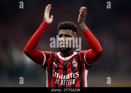 Mailand, Italien. 27. September 2024. Emerson Royal vom AC Milan gibt am Ende des Fußballspiels der Serie A zwischen AC Milan und US Lecce Gesten aus. Quelle: Nicolò Campo/Alamy Live News Stockfoto