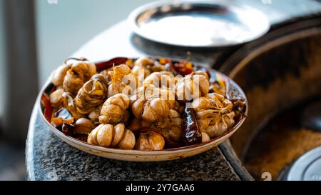 Das Konzept der orientalischen Küche. Verschiedene usbekische Lebensmittel-Sets, Pilaw, samsa, Lagman, Manta, shurpa Central asia Food. Hausgemachte usbekische Pilaw oder Plov von Lam Stockfoto