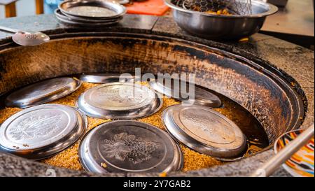 Das Konzept der orientalischen Küche. Verschiedene usbekische Lebensmittel-Sets, Pilaw, samsa, Lagman, Manta, shurpa Central asia Food. Hausgemachte usbekische Pilaw oder Plov von Lam Stockfoto