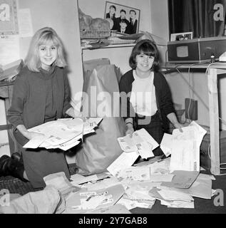 BETTINA ROSE UND ANN COLLINGHAM THE BEATLES FAN CLUB BEATLEMANIA IN LONDON; 4. DEZEMBER 1964 Stockfoto