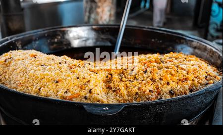 Das Konzept der orientalischen Küche. Verschiedene usbekische Lebensmittel-Sets, Pilaw, samsa, Lagman, Manta, shurpa Central asia Food. Hausgemachte usbekische Pilaw oder Plov von Lam Stockfoto